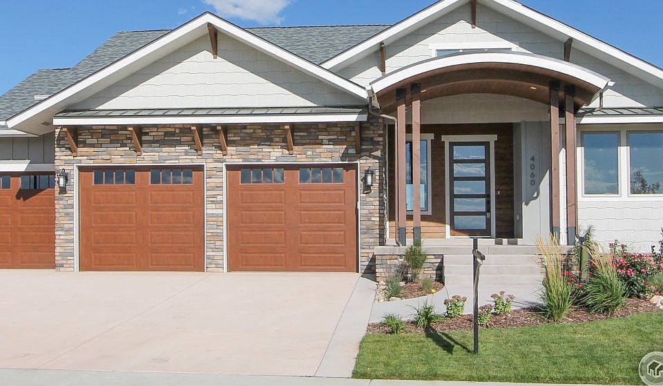 Welcome home to 4060 Grand Park Dr