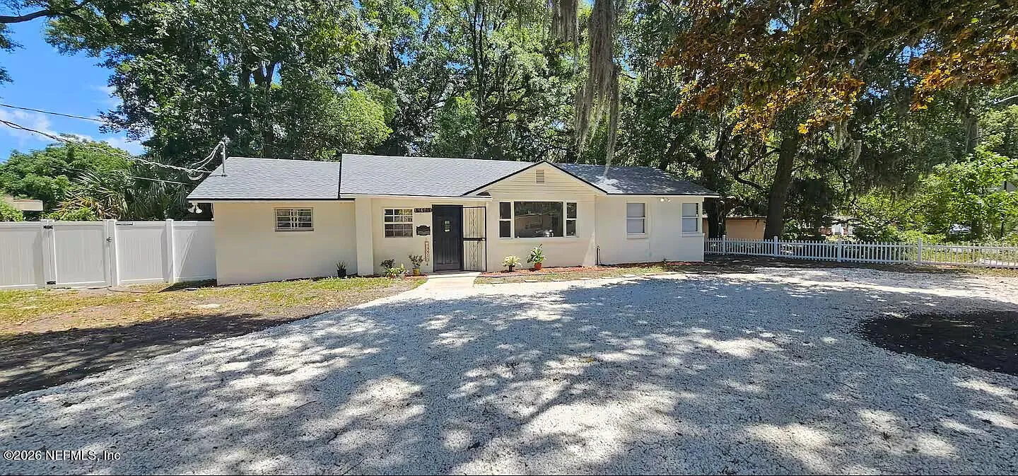 3 bed, 1.5 bath, 1243 sqft, $2,000 — Photo 1