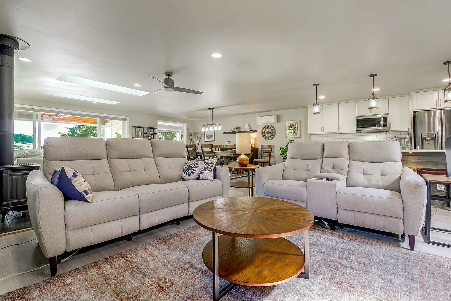 3 bed, 2.0 bath, 1991 sqft, $3,774 — Photo 4