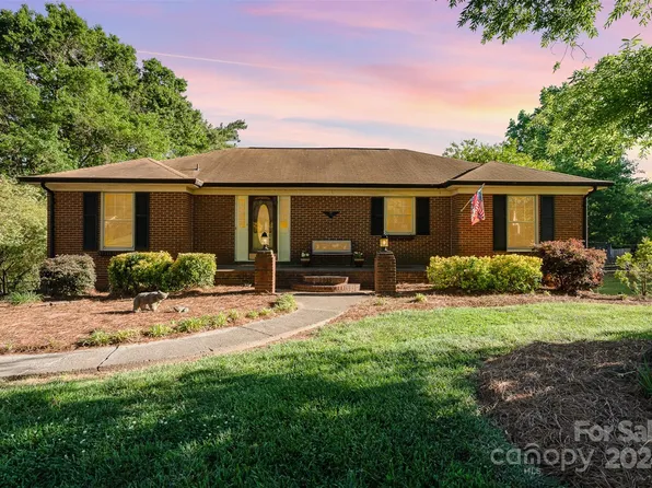 121 Scottsmoor Dr, Charlotte, NC 28214