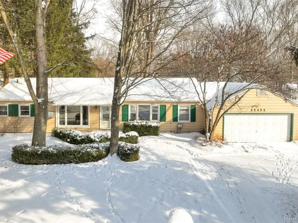 23424 Beech Rd, Southfield, MI 48033