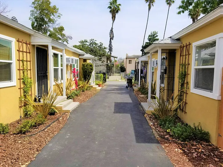 843 N El Molino Ave — Photo 2