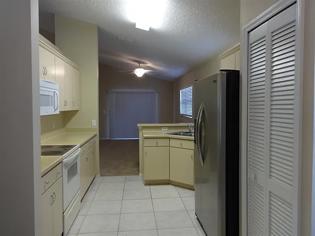 3 bed, 2.0 bath, 1612 sqft, $2,290 — Photo 2