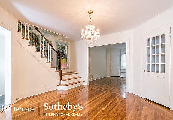 5th image of 223 Burns St #1