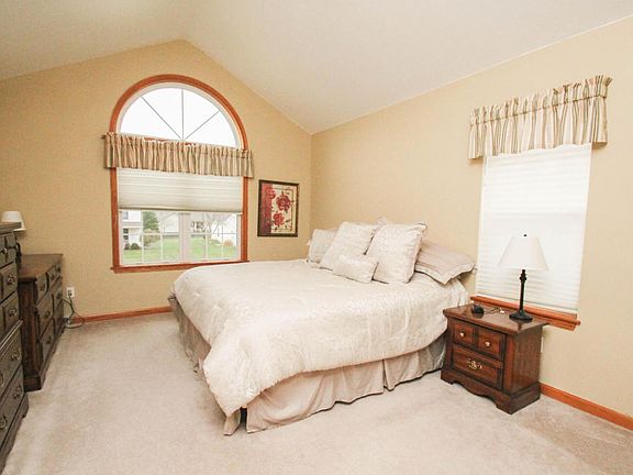 5th image of 129 N Maple Ln