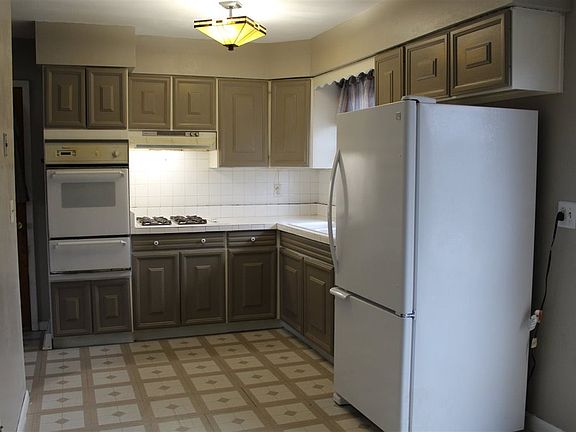 3rd image of 1540 Schaller St
