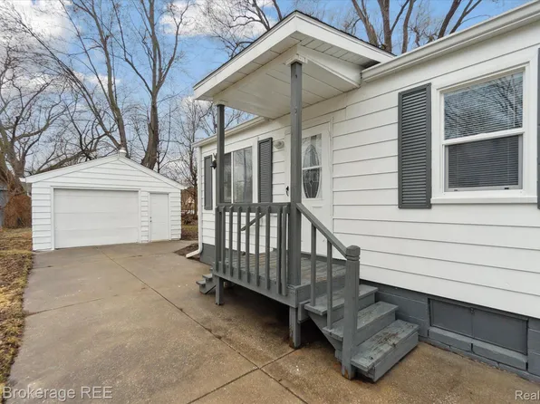 1332 Cutler St, Burton, MI 48509