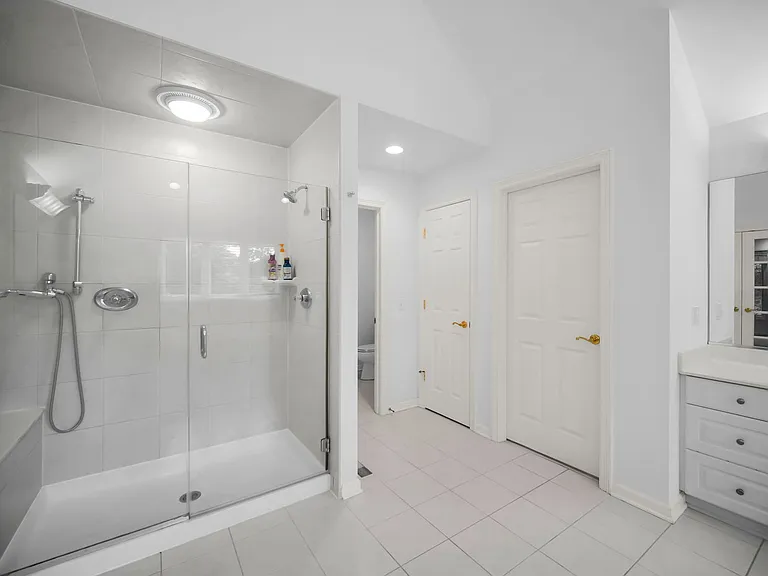 36W244 Fieldcrest Dr — Photo 32
