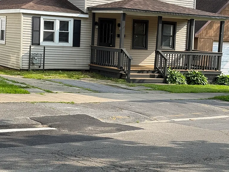 186 W Seneca St — Photo 2