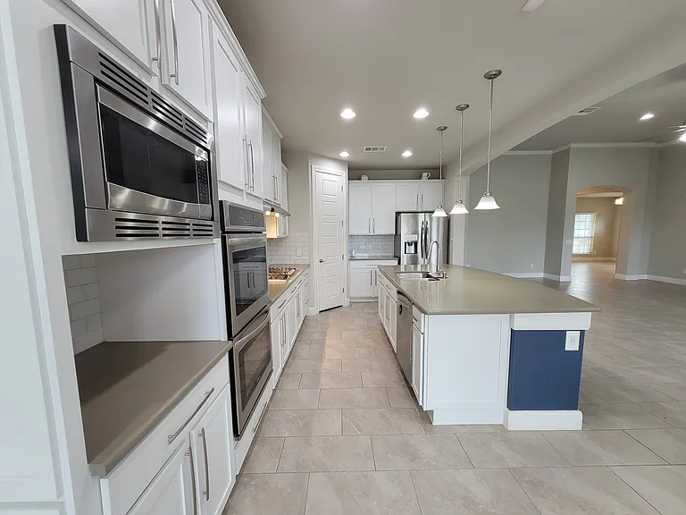 8915 Monument Parke — Photo 6