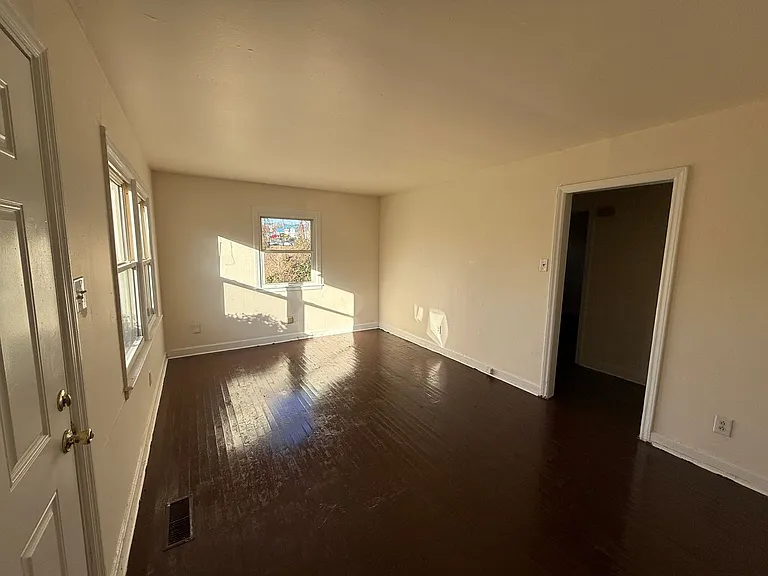 1520 Effingham Rd — Photo 2