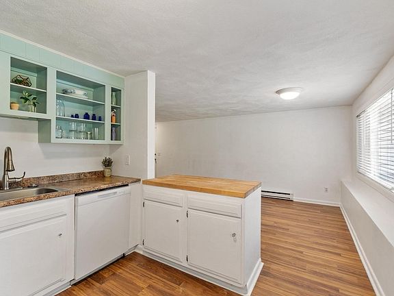 3rd image of 4 Glen Devin St #4