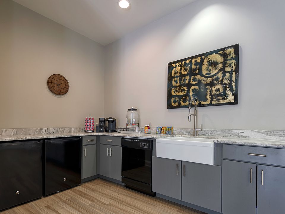 Clubhouse Kitchen: Space to Entertain