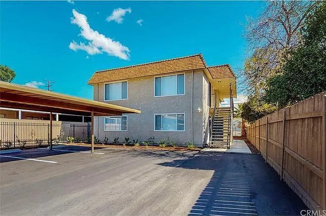 3827 N Sierra Way — Photo 2