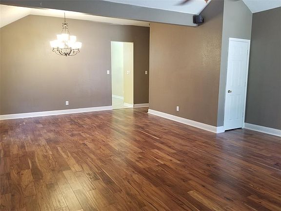 4th image of 4702 Park Bend Dr