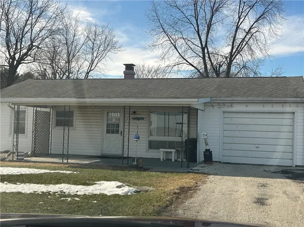 421 N Sycamore St, Windsor, IL 61957