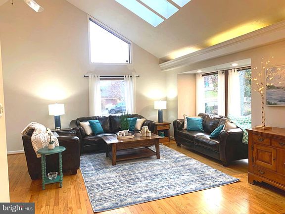 5th image of 313 Braeburn Glen Ct