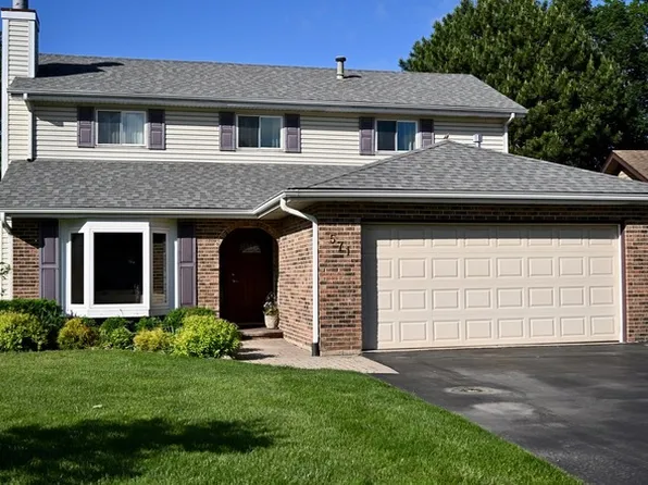 571 Milton Dr, Naperville, IL 60563