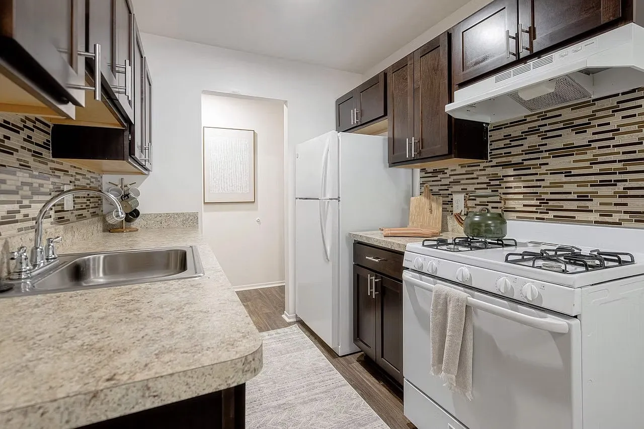 Meadowbrook Village Apartments — Photo 2