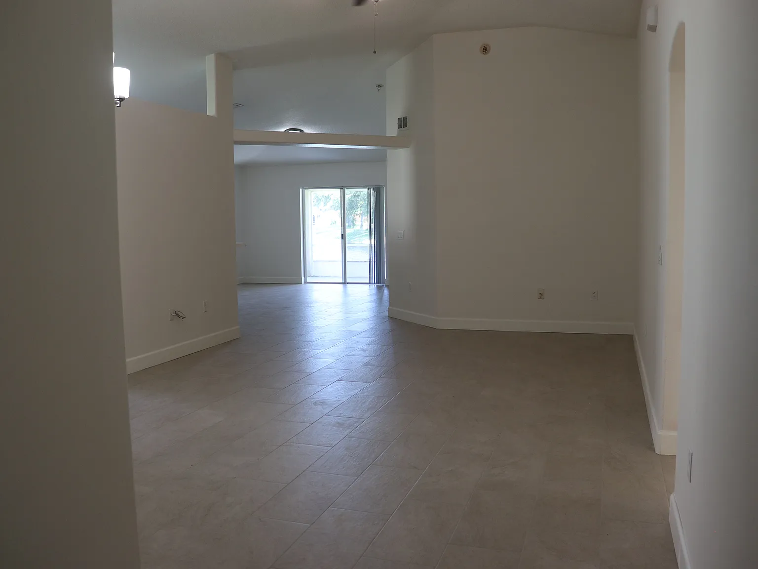 4 bed, 1922 sqft, $2,350 — Photo 2