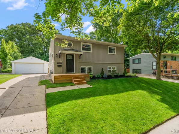 954 Panorama Dr, Milford, MI 48381
