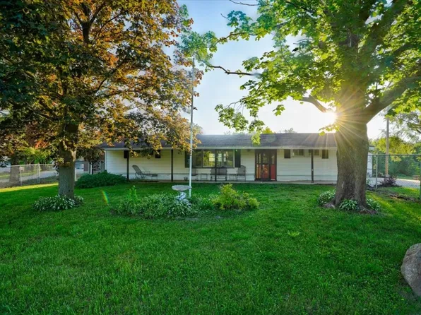 1860 Edgewood Dr NW, Cedar Rapids, IA 52405