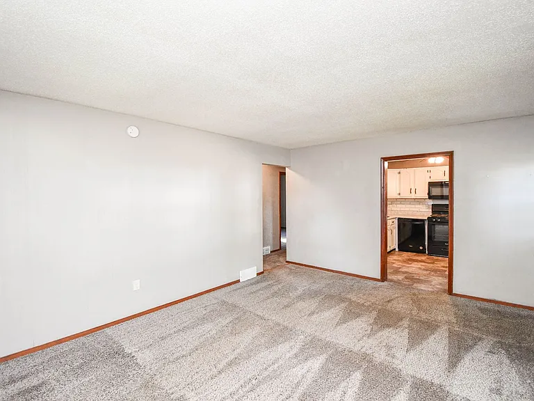 900 S Marday Ave — Photo 8