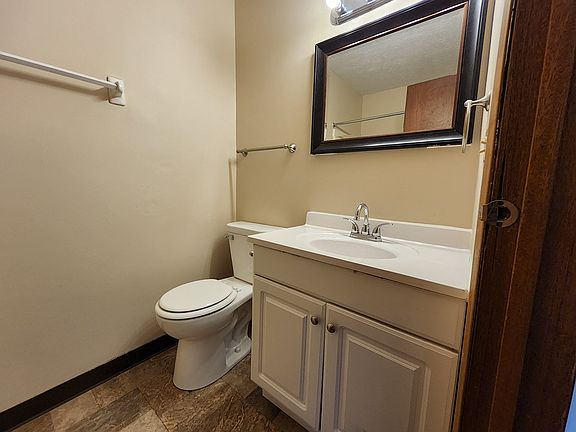 5th image of 222 Heritage Cir