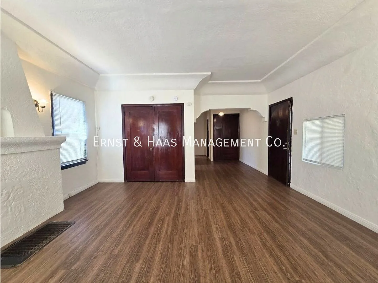 Beautiful 1920's Classic Studio Apartment! — Photo 4