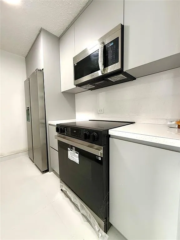 3 bed, 1.0 bath, 800 sqft, $1,800 — Photo 3