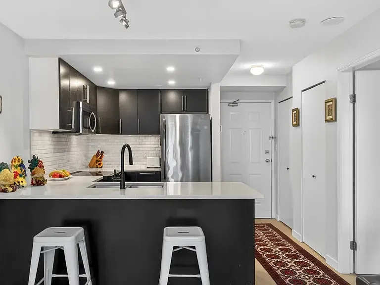 811 Helmcken St #1005 — Photo 3
