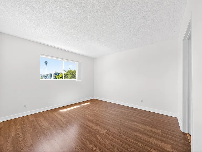Serrano Apartments — Photo 21