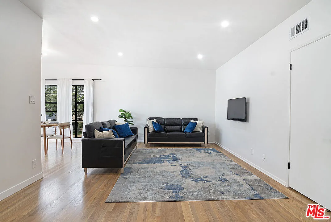2 bed, 2.0 bath, 1100 sqft, $4,490 — Photo 3
