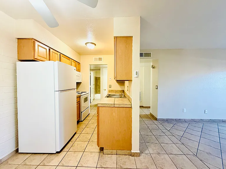 Desert Atrium - Studios, 1 Bedrooms and 2 Bedrooms in Great Location! Community Pool! — Photo 24