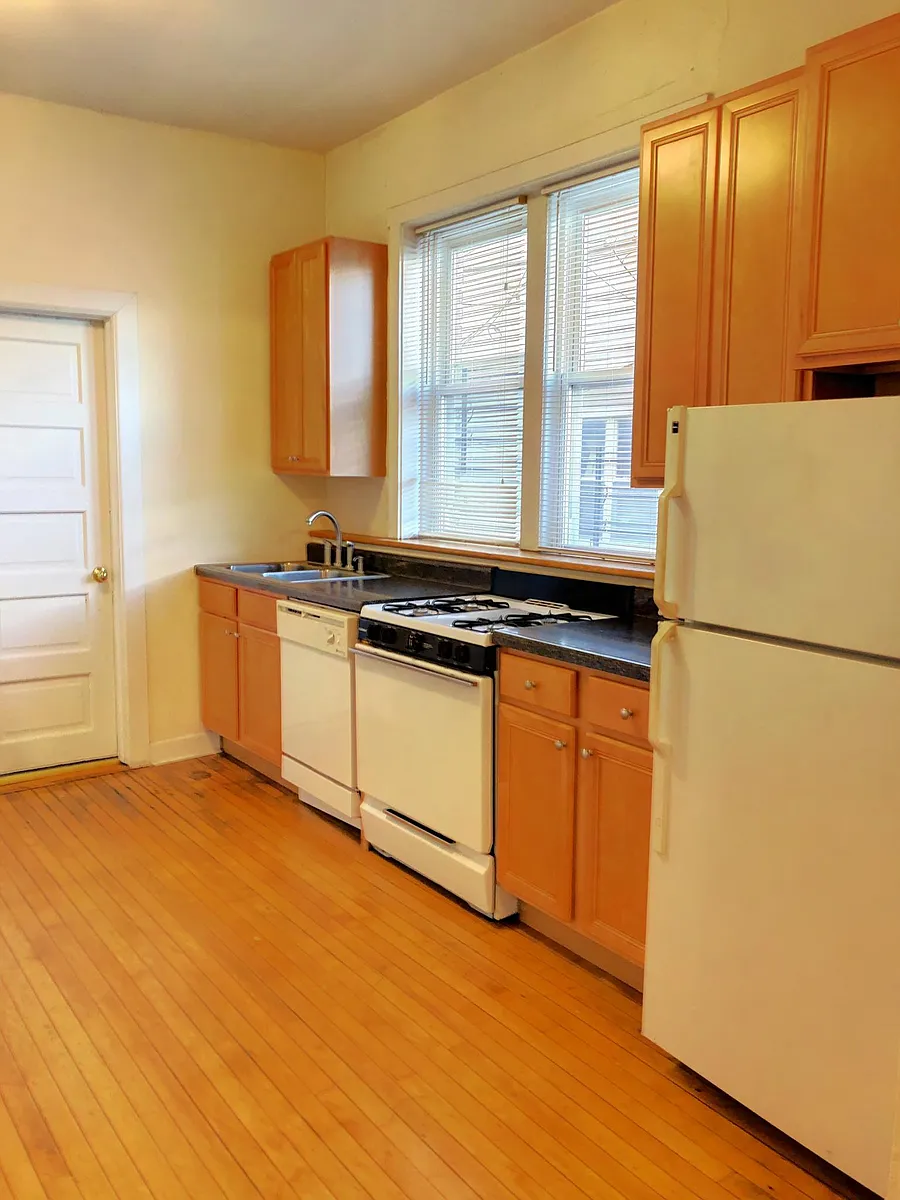 Photo 2 of 9 - 2611 W Rice St #1R - Chicago, IL Building Photo - 2611 W Rice St #1R