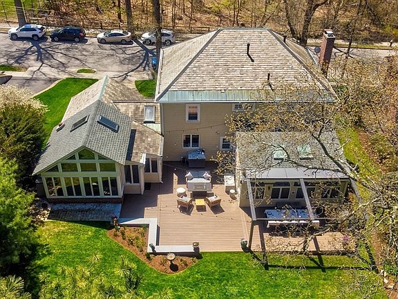 3rd image of 152 Beverly Rd