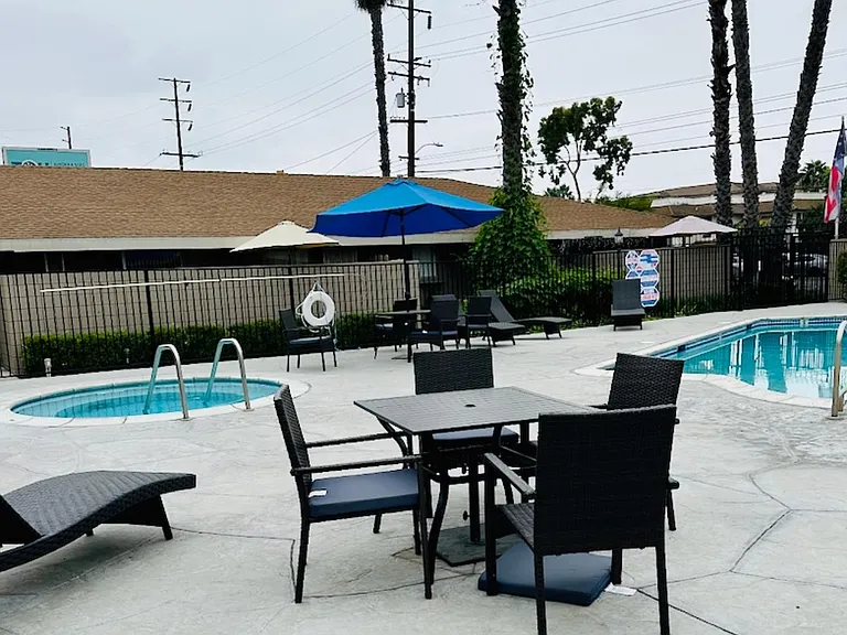 Pinewood Park Apartments — Photo 18