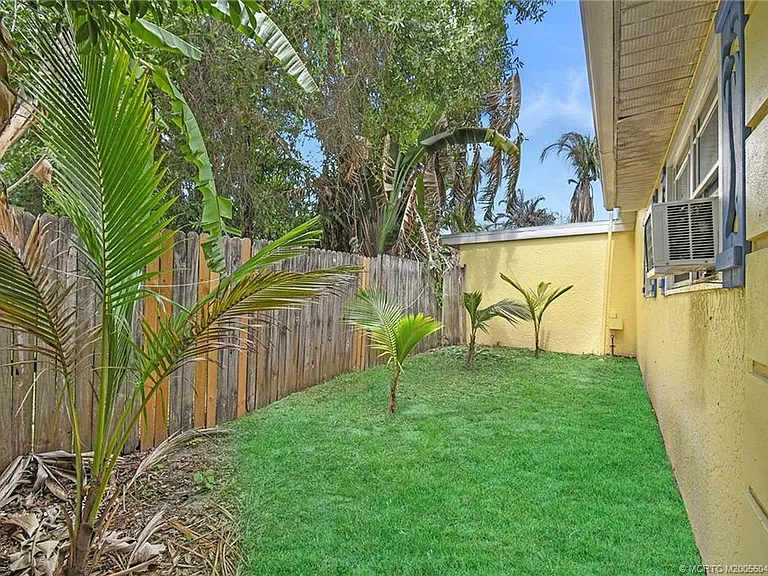 1413 SW Heather Ter — Photo 3
