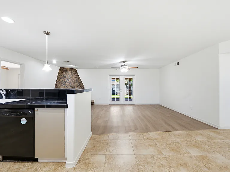 3902 W Surrey Ave — Photo 3