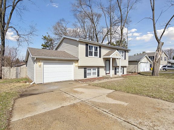 3rd image of 3121 Bavarian Ln