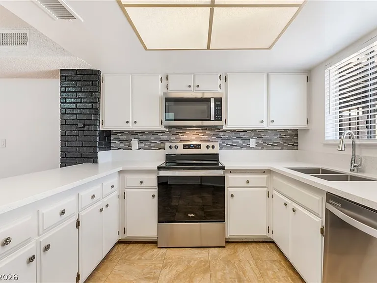 1406 N Jones Blvd — Photo 8