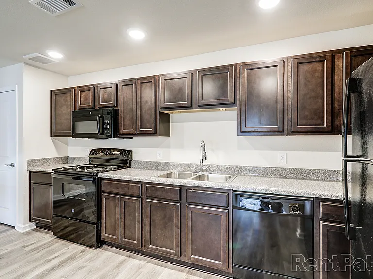 Foxhill Ridge Apartments — Photo 17