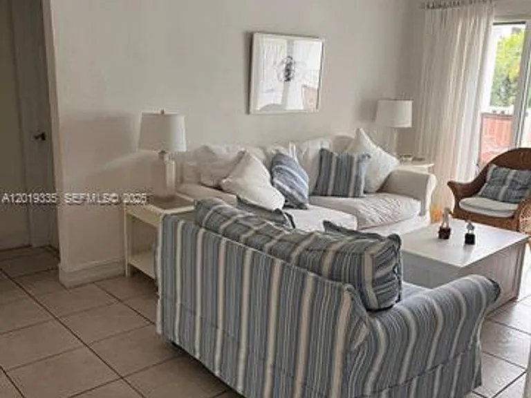 290 Sunrise Dr #208 — Photo 4