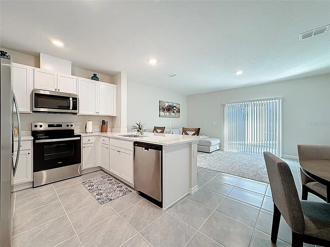3 bed, 2.5 bath, 1463 sqft, $2,200 — Photo 4