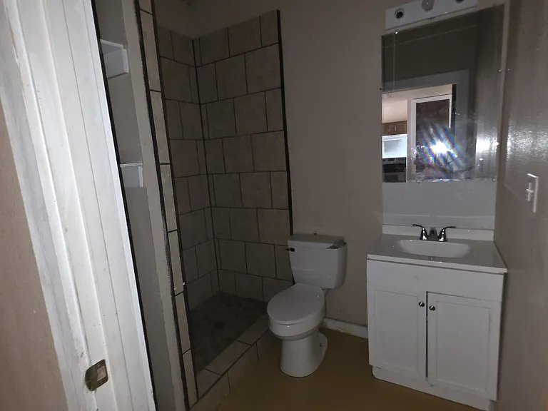 102 E Baylor #B — Photo 11