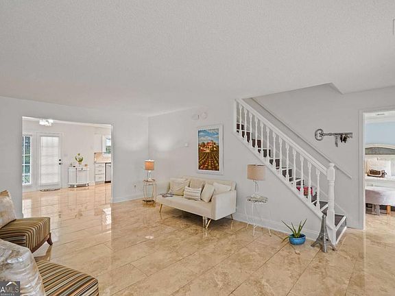 4th image of 135 Creekview Dr
