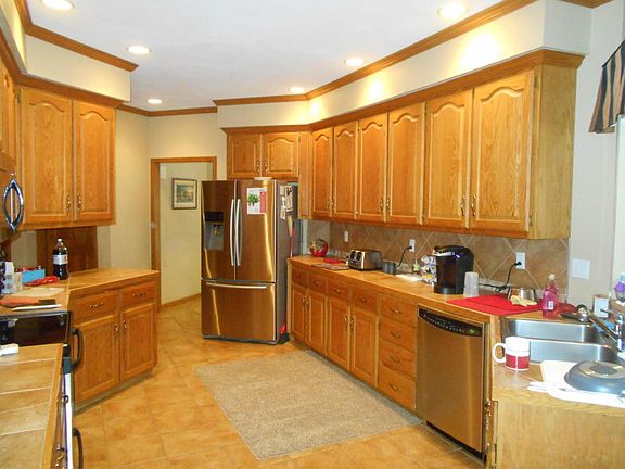 3rd image of 823 Evergreen Dr