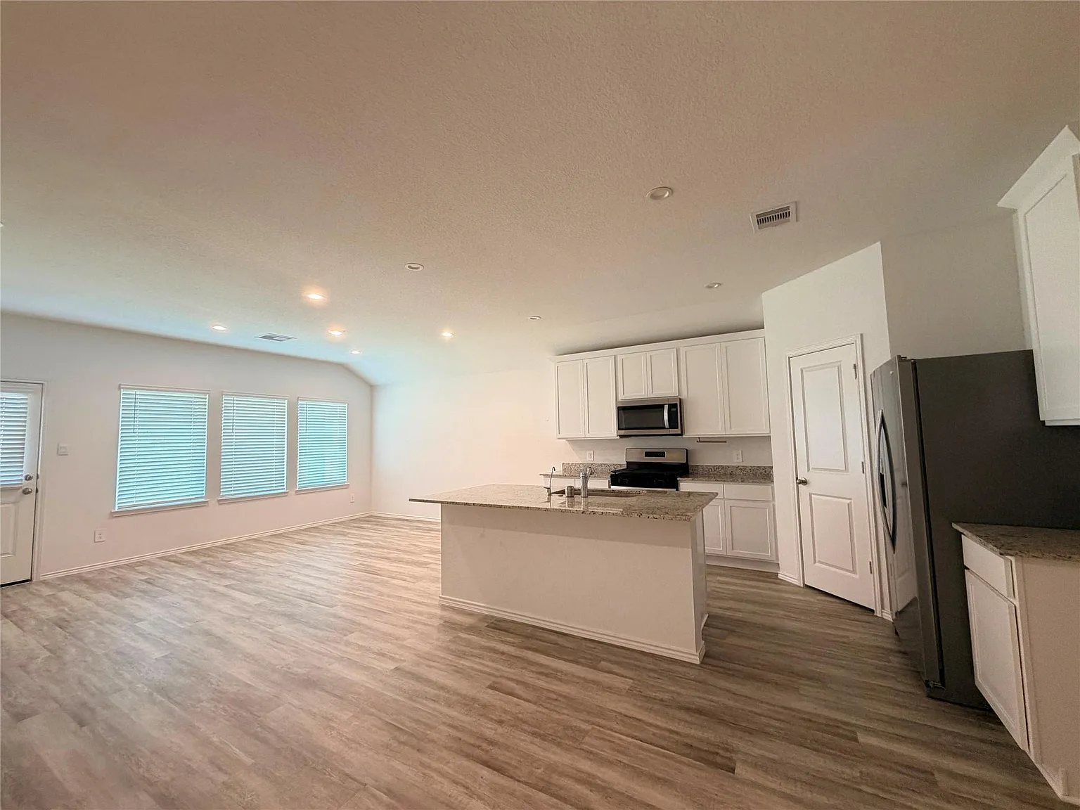 4 bed, 2.0 bath, 1638 sqft, $2,200 — Photo 3