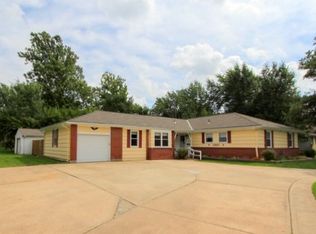 1301 E Ridgeway Dr, Olathe, KS 66061