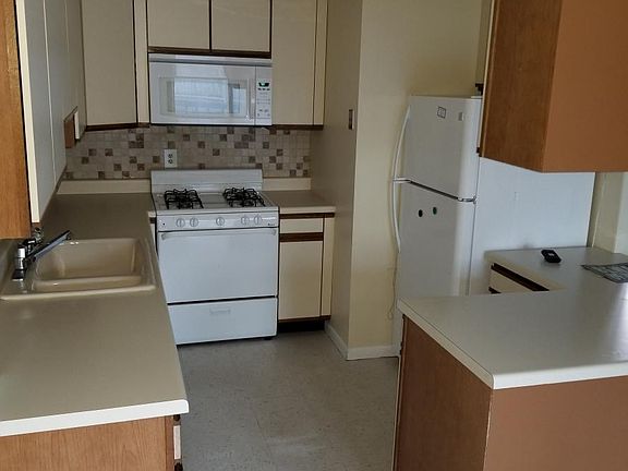 Kitchen. Newer appliances